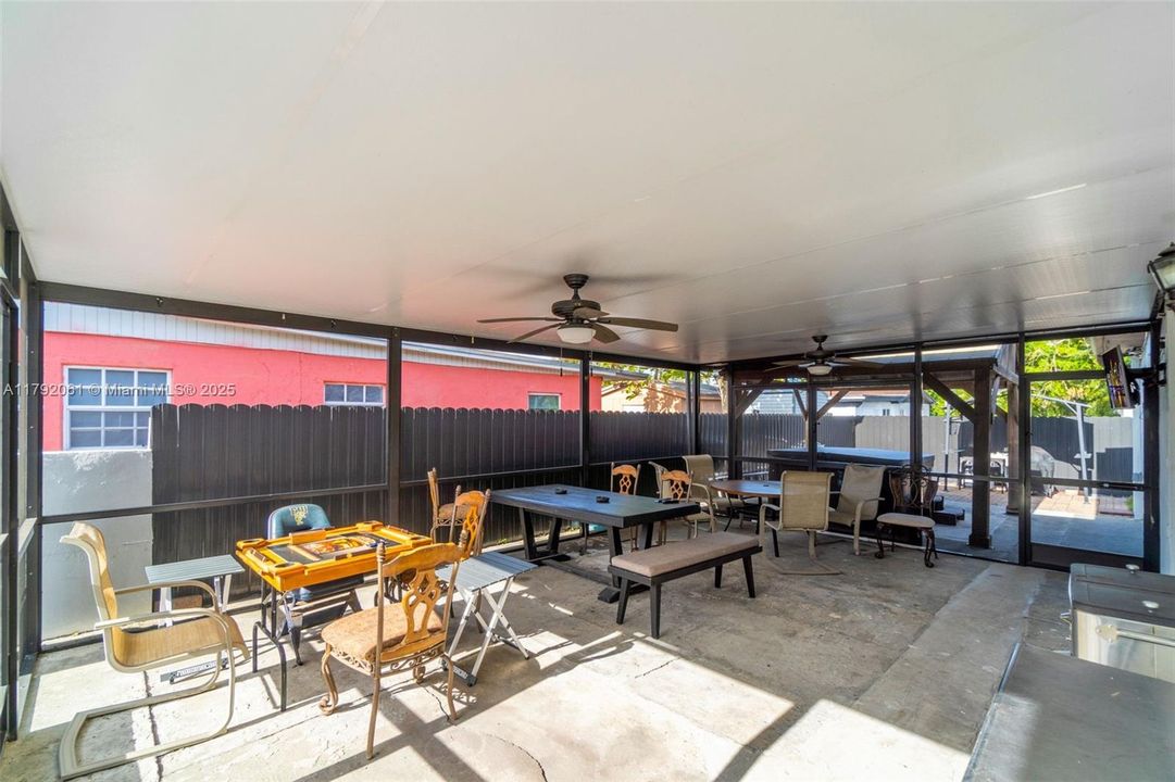 Vendido Recientemente: $599,000 (5 camas, 3 baños, 2331 Pies cuadrados)