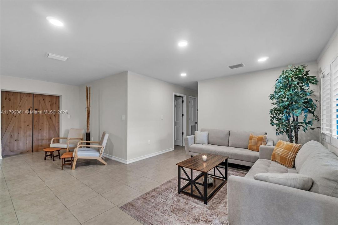 Vendido Recientemente: $599,000 (5 camas, 3 baños, 2331 Pies cuadrados)