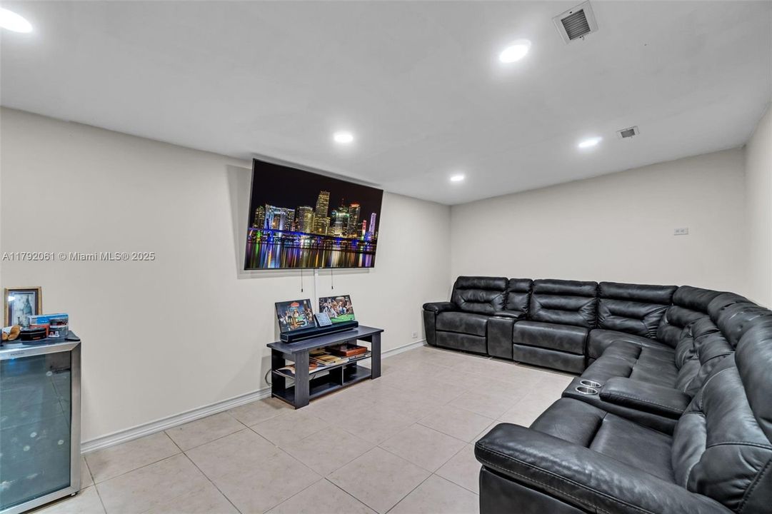 Vendido Recientemente: $599,000 (5 camas, 3 baños, 2331 Pies cuadrados)