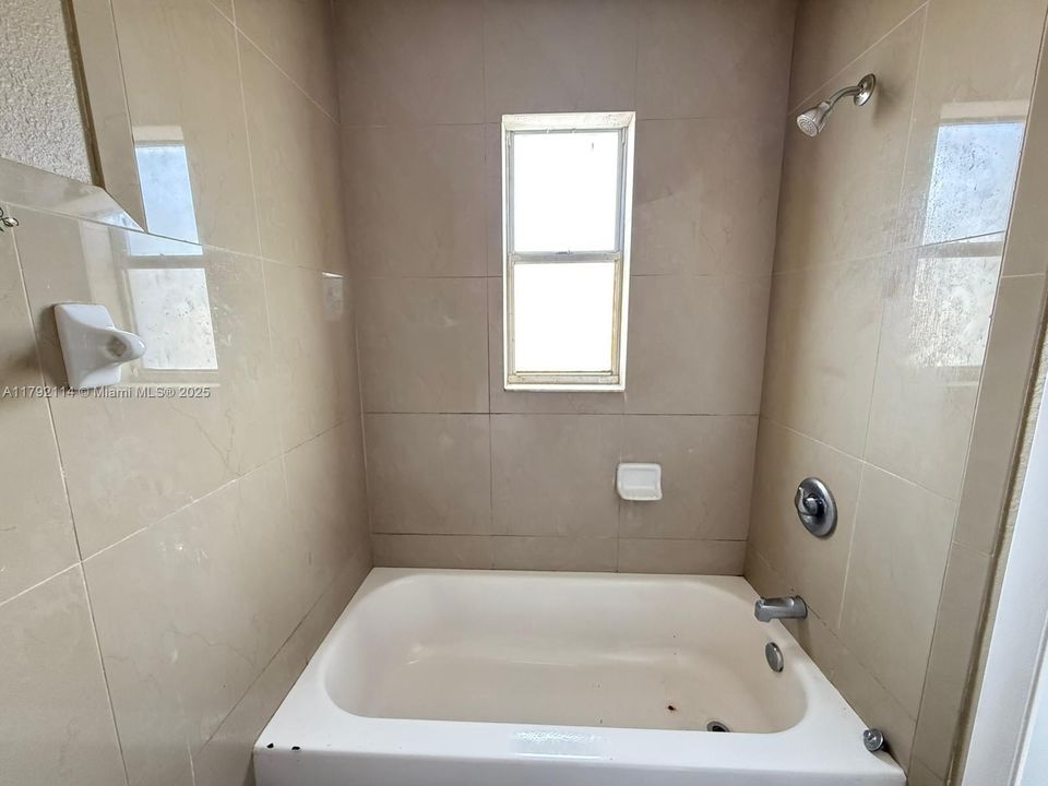 Recently Rented: $1,200 (1 beds, 1 baths, 548 Square Feet)