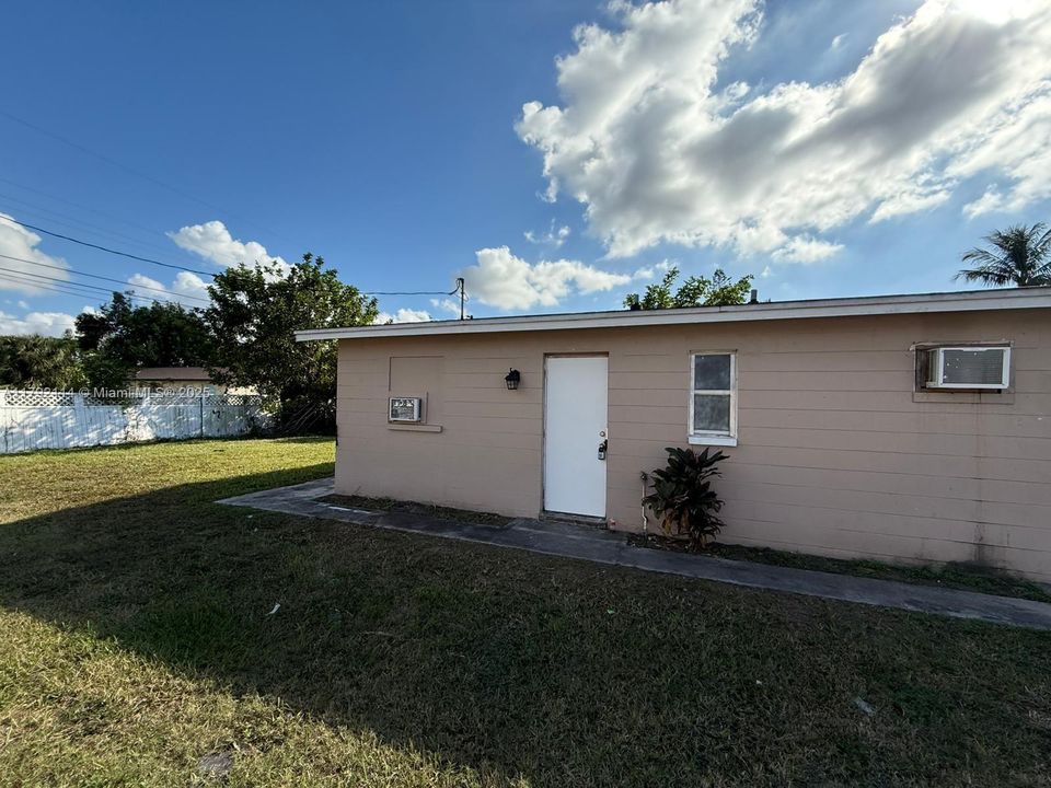 Recently Rented: $1,200 (1 beds, 1 baths, 548 Square Feet)