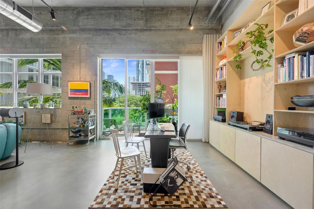 Recently Sold: $849,000 (1 beds, 1 baths, 1203 Square Feet)