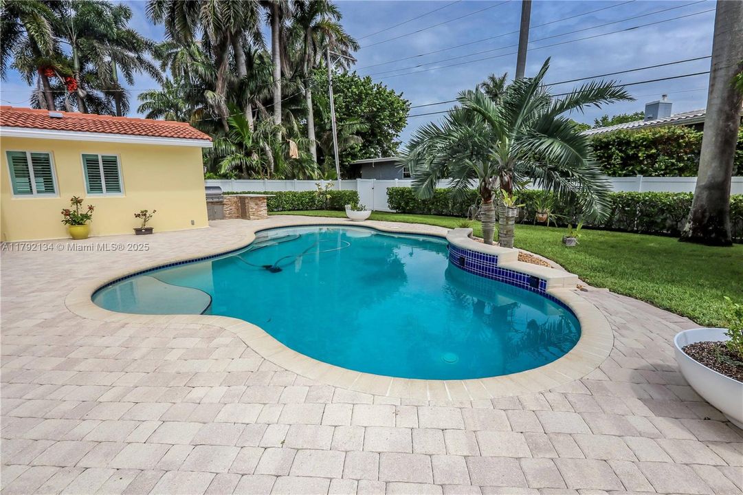 Recently Sold: $1,099,000 (3 beds, 2 baths, 1996 Square Feet)