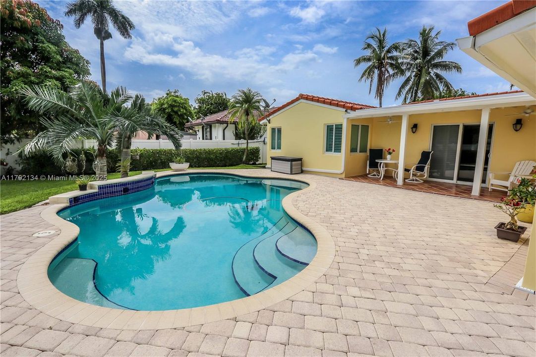 Recently Sold: $1,099,000 (3 beds, 2 baths, 1996 Square Feet)