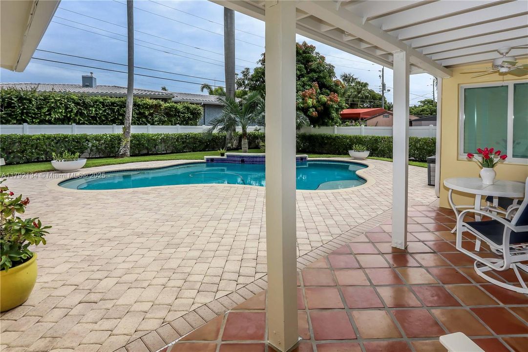 Recently Sold: $1,099,000 (3 beds, 2 baths, 1996 Square Feet)