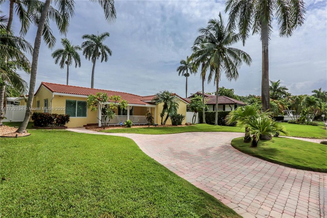 Recently Sold: $1,099,000 (3 beds, 2 baths, 1996 Square Feet)