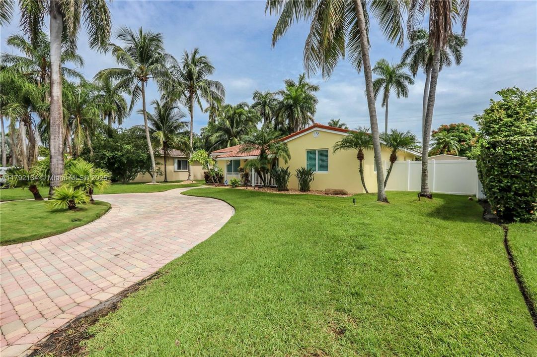Recently Sold: $1,099,000 (3 beds, 2 baths, 1996 Square Feet)