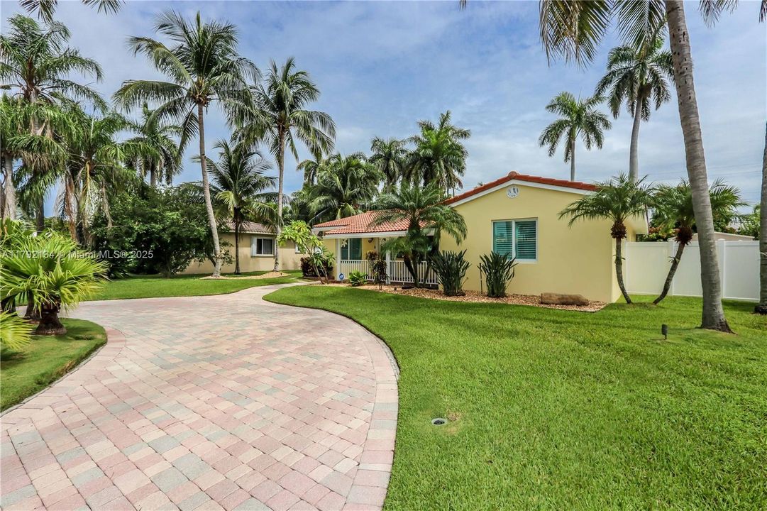 Recently Sold: $1,099,000 (3 beds, 2 baths, 1996 Square Feet)