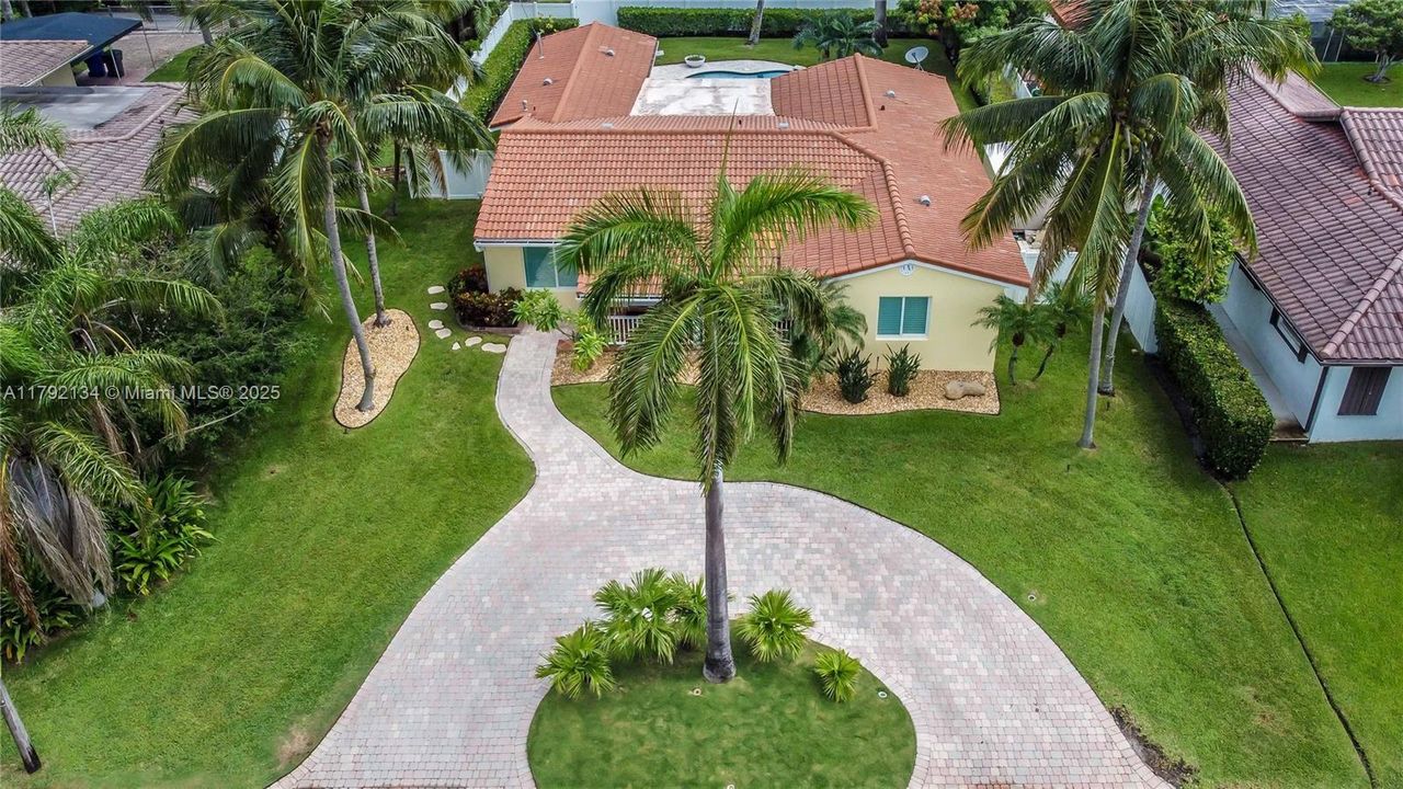 Recently Sold: $1,099,000 (3 beds, 2 baths, 1996 Square Feet)