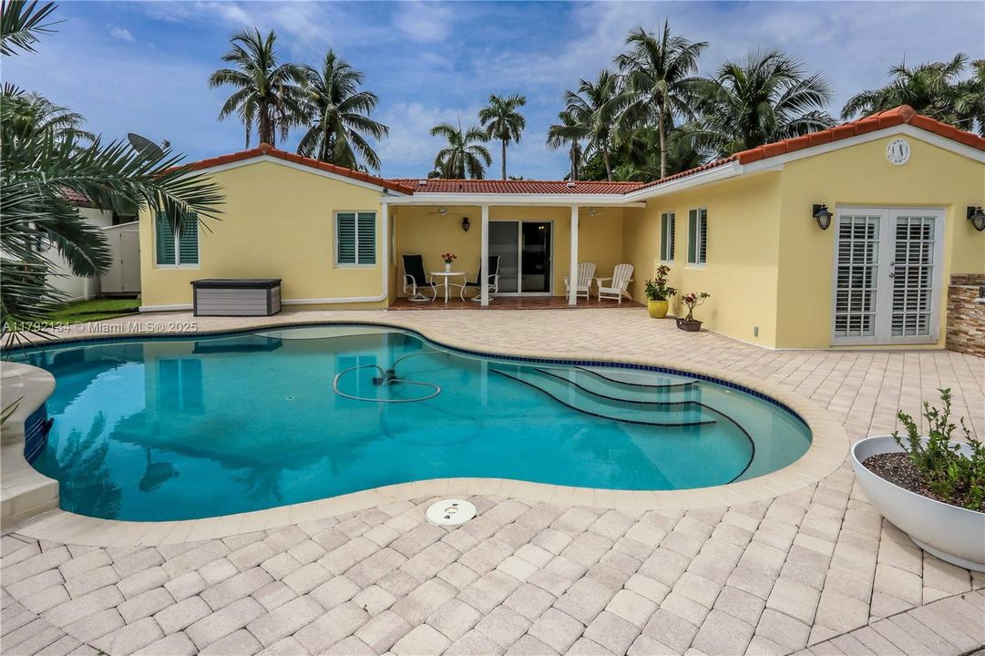 Recently Sold: $1,099,000 (3 beds, 2 baths, 1996 Square Feet)