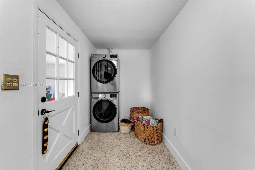 LARGE LAUNDRY/MUD ROOM W/ ENTRANCE TO THE 2 CAR GARAGE