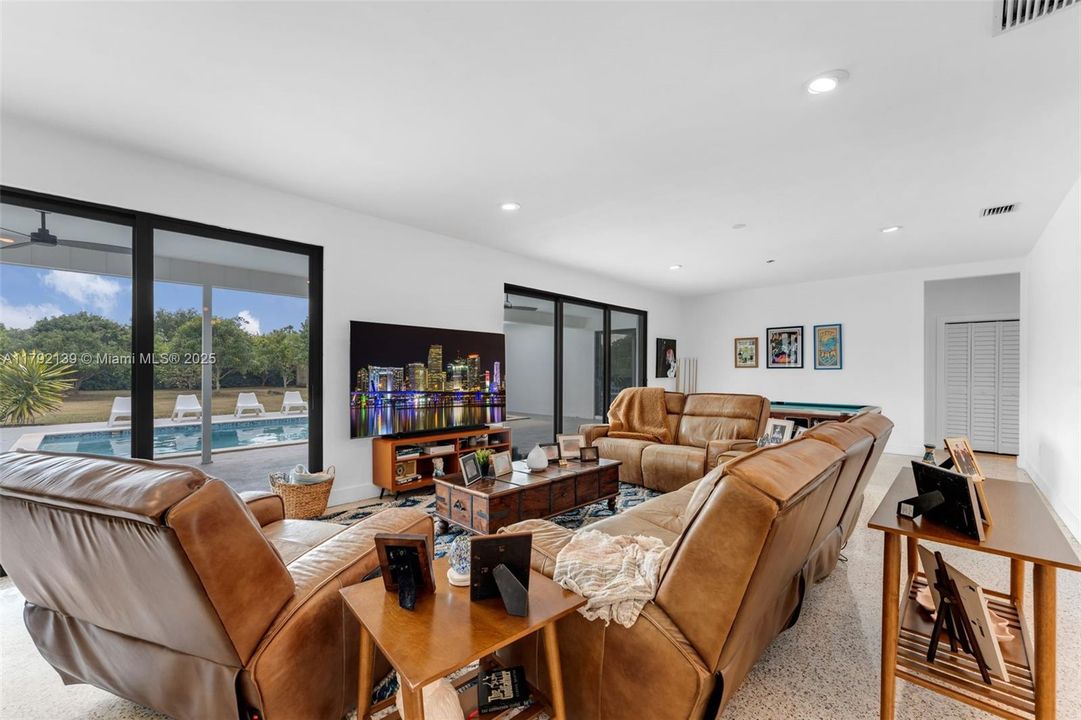 Active With Contract: $949,000 (3 beds, 3 baths, 2809 Square Feet)