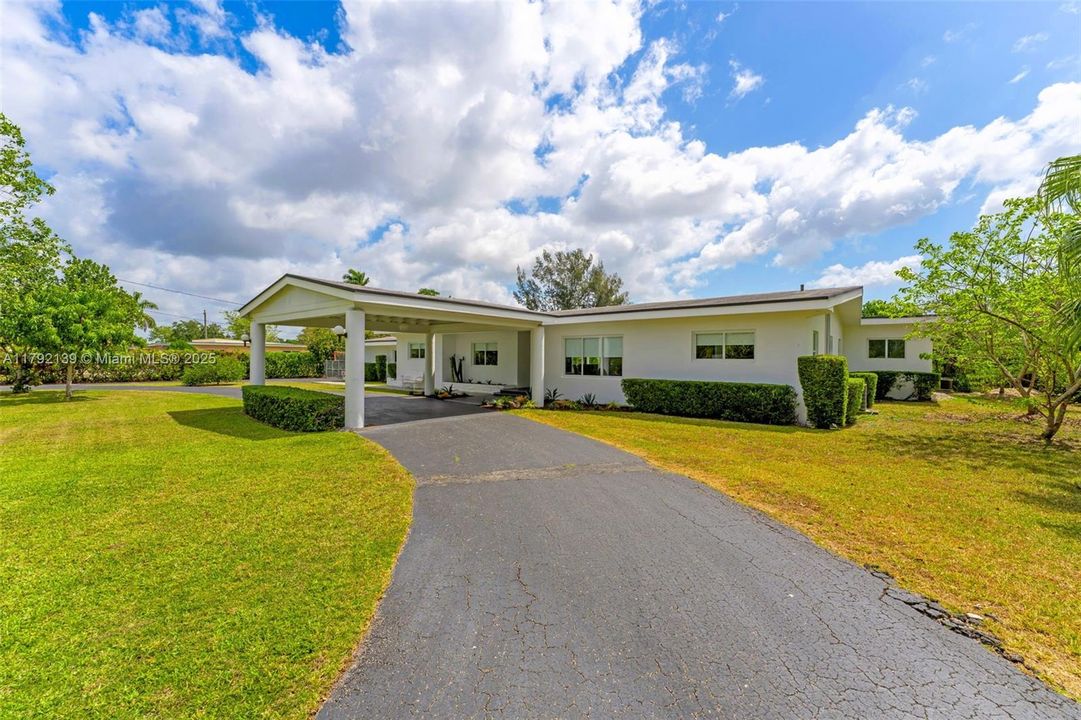 CIRCULAR DRIVEWAY WITH SIDE PARKING INTO 2 CAR GARAGE. A LIL LANDSCAPING OUT FRONT WILL DO WONDERS...