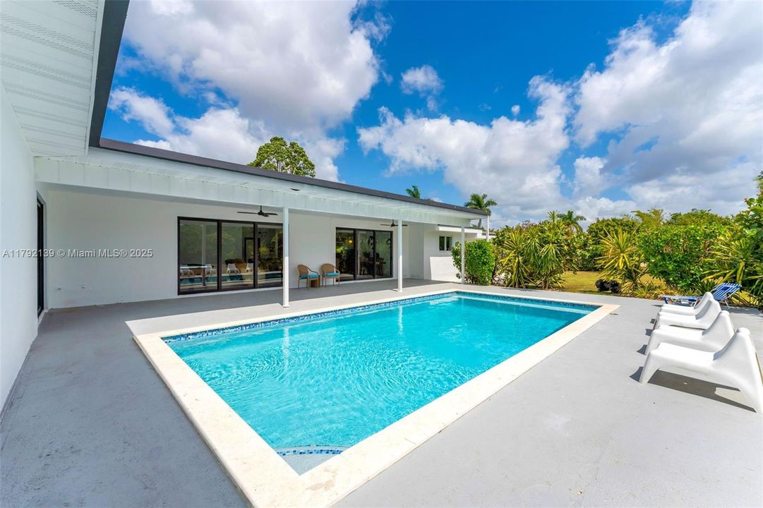 Active With Contract: $949,000 (3 beds, 3 baths, 2809 Square Feet)