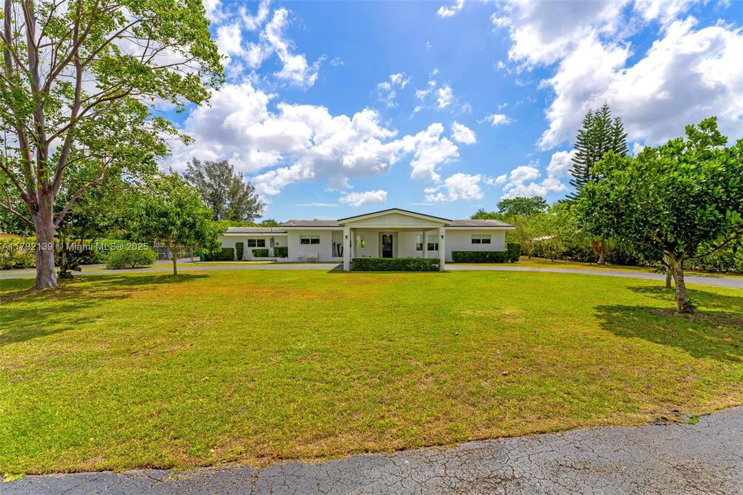 LARGE OPEN FRON OF THE PROPERTY.