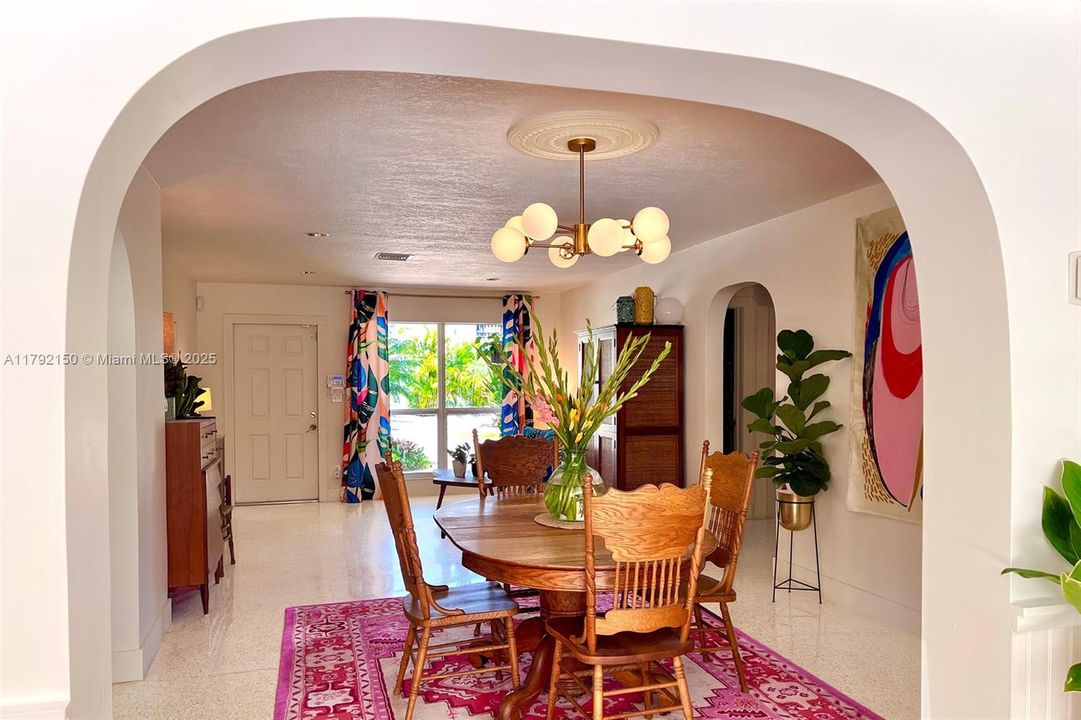 Recently Sold: $950,000 (3 beds, 2 baths, 1688 Square Feet)