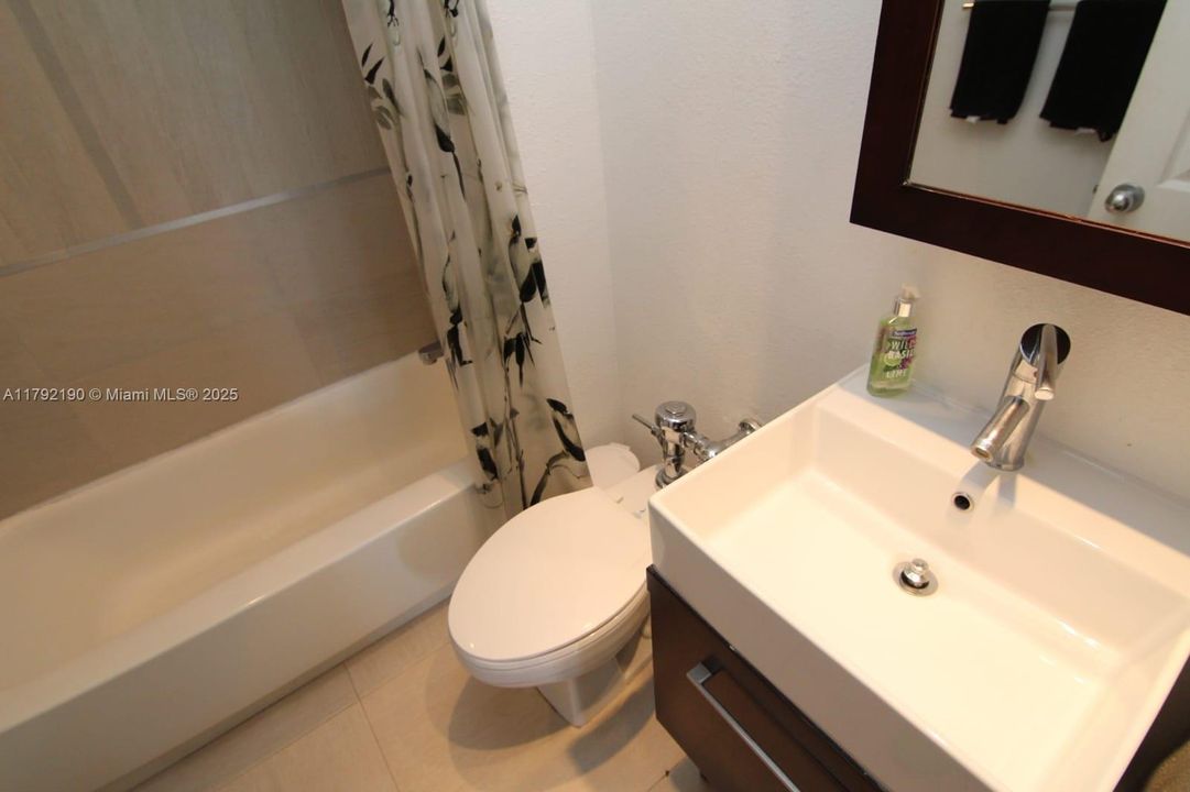 待售: $850,000 (2 贝兹, 2 浴室, 1072 平方英尺)