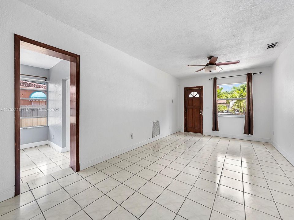 Vendido Recientemente: $670,000 (3 camas, 2 baños, 990 Pies cuadrados)