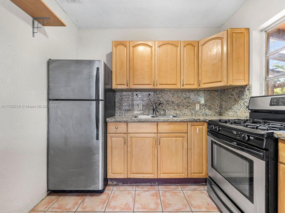 Vendido Recientemente: $670,000 (3 camas, 2 baños, 990 Pies cuadrados)