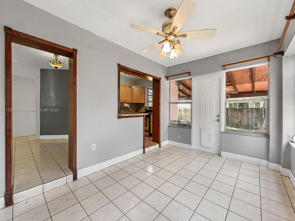 Vendido Recientemente: $670,000 (3 camas, 2 baños, 990 Pies cuadrados)