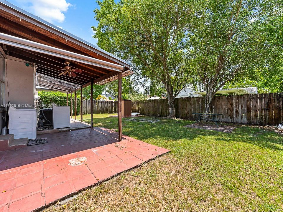 Vendido Recientemente: $670,000 (3 camas, 2 baños, 990 Pies cuadrados)