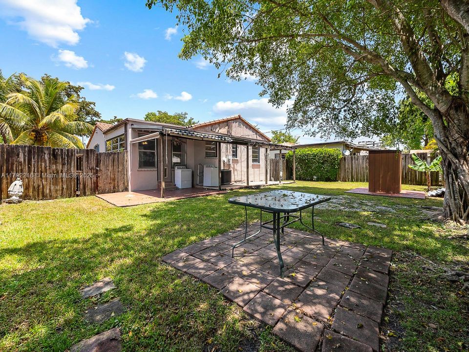 Vendido Recientemente: $670,000 (3 camas, 2 baños, 990 Pies cuadrados)