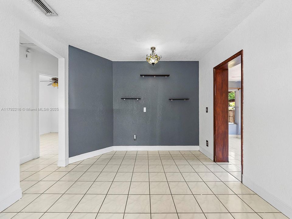 Vendido Recientemente: $670,000 (3 camas, 2 baños, 990 Pies cuadrados)