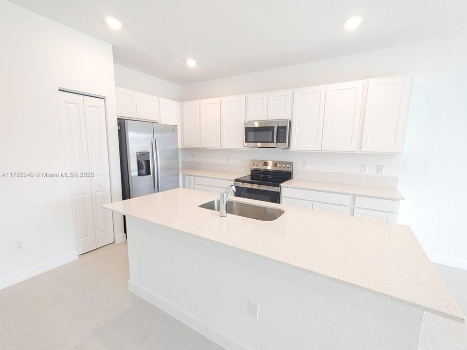 最近租的: $2,300 (3 贝兹, 2 浴室, 0 平方英尺)