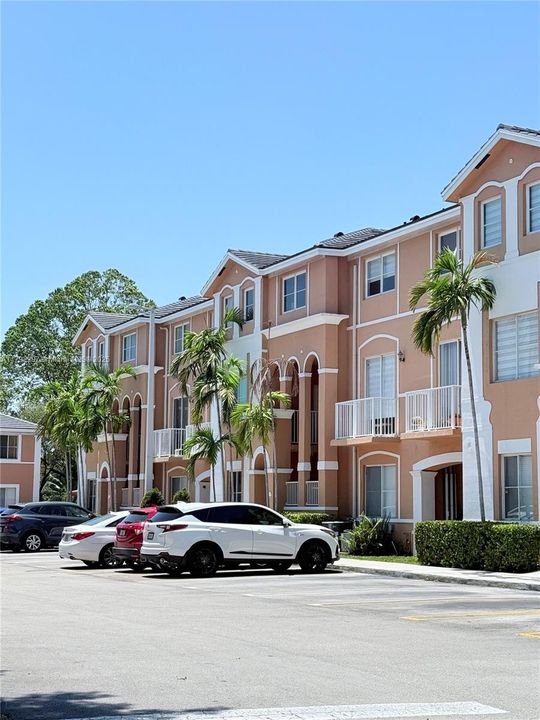 Recently Rented: $2,300 (2 beds, 2 baths, 1130 Square Feet)