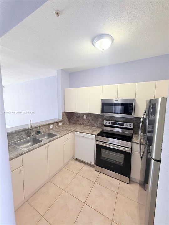 Recently Rented: $2,300 (2 beds, 2 baths, 1130 Square Feet)