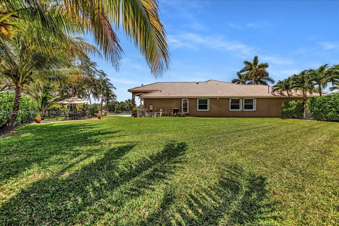 最近售出: $1,880,000 (4 贝兹, 3 浴室, 3889 平方英尺)