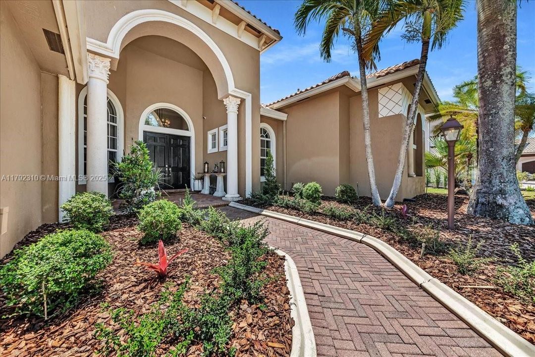 最近售出: $1,880,000 (4 贝兹, 3 浴室, 3889 平方英尺)