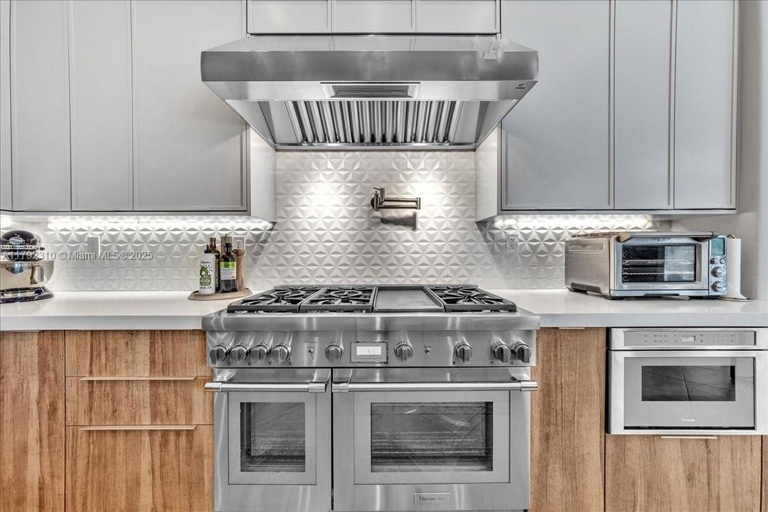 最近售出: $1,880,000 (4 贝兹, 3 浴室, 3889 平方英尺)