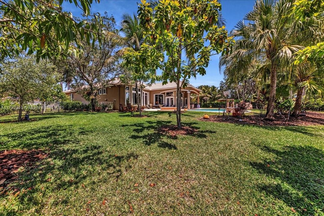 最近售出: $1,880,000 (4 贝兹, 3 浴室, 3889 平方英尺)