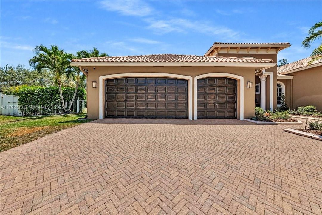 最近售出: $1,880,000 (4 贝兹, 3 浴室, 3889 平方英尺)