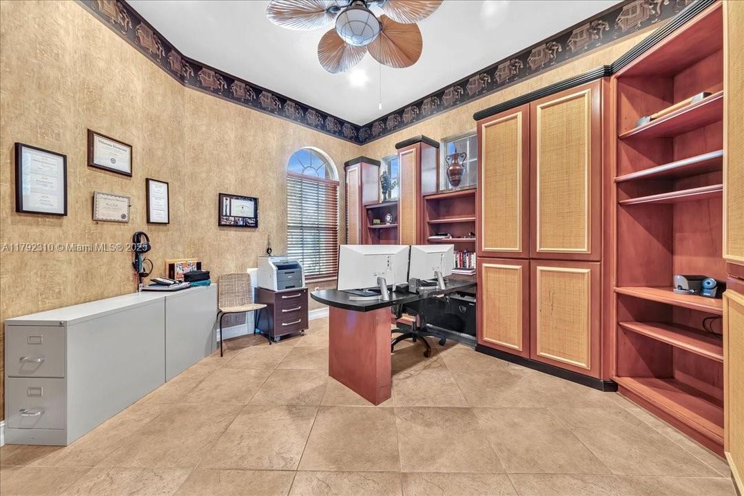 最近售出: $1,880,000 (4 贝兹, 3 浴室, 3889 平方英尺)