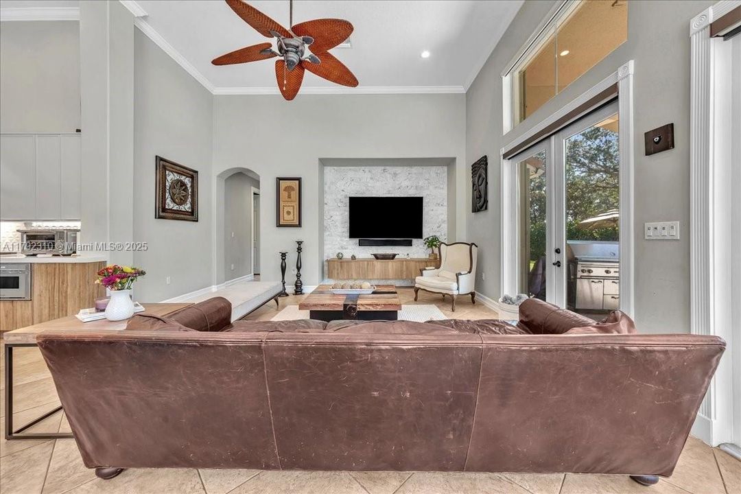 最近售出: $1,880,000 (4 贝兹, 3 浴室, 3889 平方英尺)