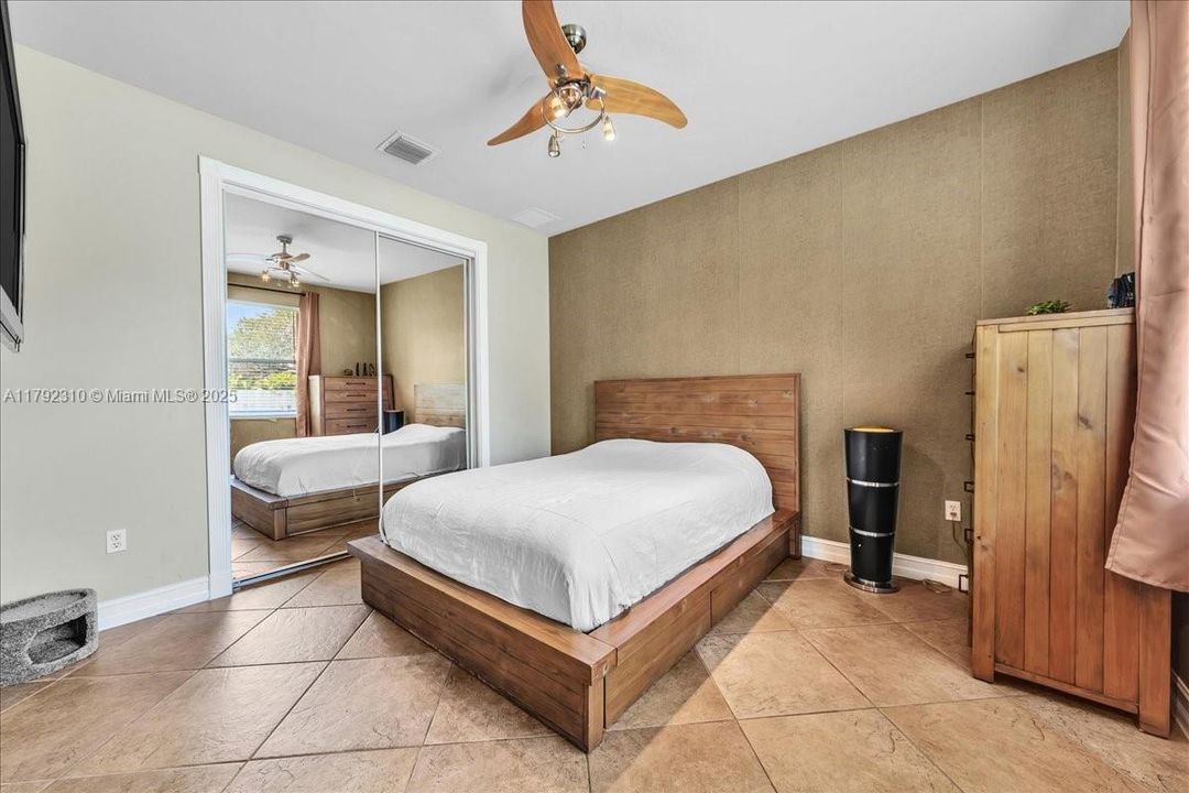 最近售出: $1,880,000 (4 贝兹, 3 浴室, 3889 平方英尺)