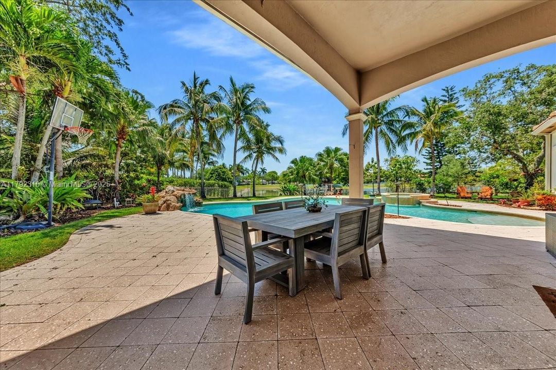 最近售出: $1,880,000 (4 贝兹, 3 浴室, 3889 平方英尺)