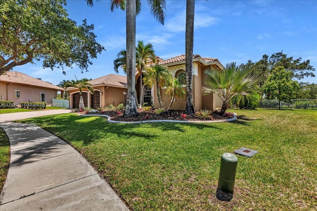 最近售出: $1,880,000 (4 贝兹, 3 浴室, 3889 平方英尺)