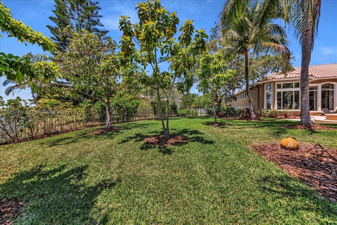 最近售出: $1,880,000 (4 贝兹, 3 浴室, 3889 平方英尺)