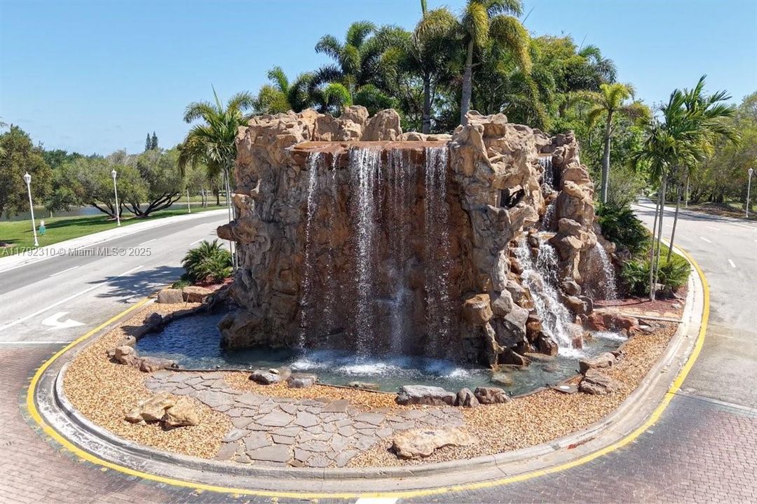 最近售出: $1,880,000 (4 贝兹, 3 浴室, 3889 平方英尺)