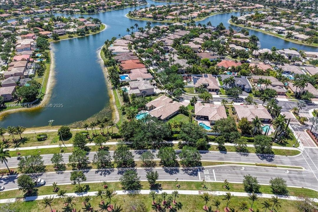 最近售出: $1,880,000 (4 贝兹, 3 浴室, 3889 平方英尺)