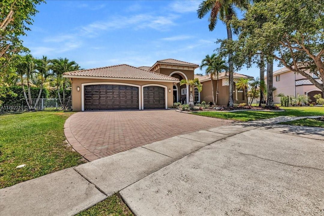 最近售出: $1,880,000 (4 贝兹, 3 浴室, 3889 平方英尺)