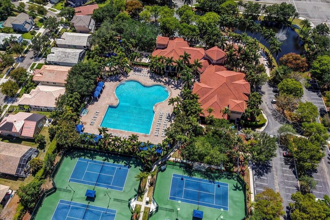 最近售出: $1,880,000 (4 贝兹, 3 浴室, 3889 平方英尺)