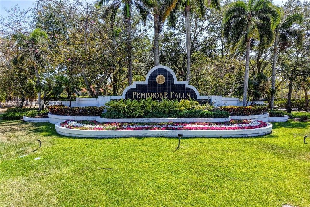 最近售出: $1,880,000 (4 贝兹, 3 浴室, 3889 平方英尺)