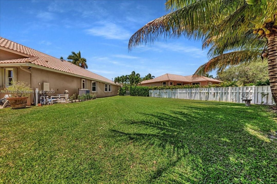 最近售出: $1,880,000 (4 贝兹, 3 浴室, 3889 平方英尺)