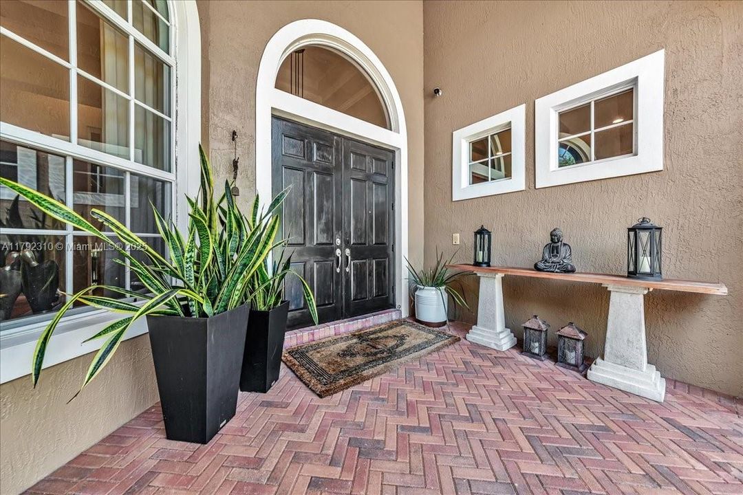 最近售出: $1,880,000 (4 贝兹, 3 浴室, 3889 平方英尺)