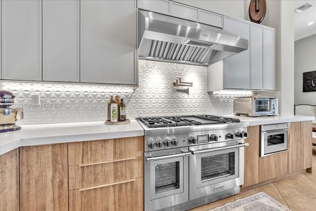 最近售出: $1,880,000 (4 贝兹, 3 浴室, 3889 平方英尺)