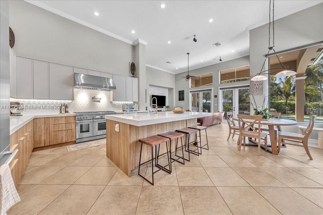 最近售出: $1,880,000 (4 贝兹, 3 浴室, 3889 平方英尺)